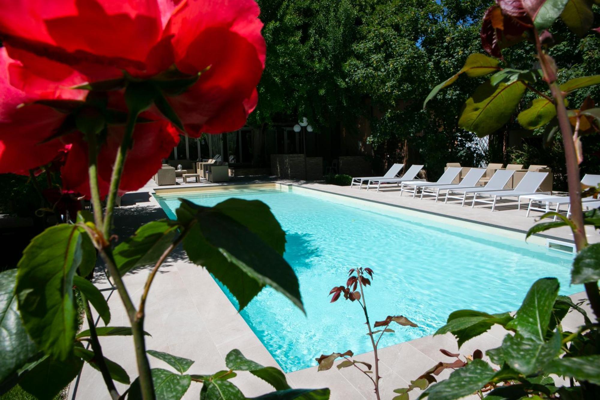 Hotel Milano Pool & Garden Salice Terme Exterior foto